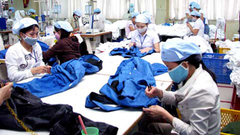 Cơ quan BHXH Việt Nam chưa quản lý được đầy đủ số lao động phải tham gia BHXH bắt buộc, mà chỉ nắm được số lao động đã và đang tham gia BHXH, BHYT, BHTN. Ảnh minh họa. Nguồn: InternetGiữa thời đại ngày nay ý thức đó thể hiện qua việc những người lao động làm việc tại các công sở, doanh nghiệp phải dành một phần lương của mình để mua bảo hiểm y tế (BHYT) phòng khi ốm đau, đặc biệt là mua bảo hiểm xã hội (BHXH) để đến khi hết tuổi lao động, nghỉ làm, thì được hưởng lương hưu, bảo hiểm thất nghiệp (BHTN) để có nguồn sống khi mất việc, chờ tìm được việc làm mới; còn những cơ sở sử dụng lao động thì phải đóng BHXH cho những người lao động đang làm việc tại cơ sở của họ. Đây không chỉ là trách nhiệm của mỗi người, của xã hội, mà với Nhà nước ta còn được luật định, với tình hình thực hiện ngày một tốt hơn. Năm 2010 cả nước đã có 50,7 triệu người tham gia BHXH, BHYT và BHTN, với số tiền thu được là 80.447 tỷ đồng. Riêng BHXH, số đối tượng đăng ký bắt buộc năm 2010 là 9.342.767 người, tăng 6% so với năm 2009, tổng số thu là 49.628 tỷ đồng, riêng BHXH tự nguyện tăng 116% so với năm 2009.Tuy nhiên so với con số thực người lao động đang làm việc dưới nhiều hình thức quan hệ giữa người sử dụng với người lao động và yêu cầu chung của việc thực thi bảo hiểm thì vẫn còn một khoảng cách lớn. Cơ quan BHXH Việt Nam chưa quản lý được đầy đủ số lao động phải tham gia BHXH bắt buộc theo luật định, mà chỉ nắm được số lao động đã và đang tham gia BHXH, BHYT, BHTN. Riêng BHXH tự nguyện lại càng thấp, sau 3 năm thực hiện, số tham gia chỉ đạt 5% số người thuộc diện cần tham gia. Dẫn đến tình trạng này trước hết là do công tác tuyên truyền luật BHXH và nâng cao ý thức của người lao động về sự cần thiết tham gia đóng BHXH, đồng thời nhắc nhở, đấu tranh với chủ sự dụng lao động thực hiện nghiêm việc đóng BHXH cho người lao động còn yếu kém, bất cập, thiếu sự phối hợp chặt chẽ, hiệu quả giữa các bộ, ngành, như Bộ LĐTBXH, Bộ KHĐT, ngành thuế, Liên đoàn lao động, cơ quan BHXH, các cơ quan nhà nước có chức trách thanh tra, kiểm tra, giám sát. Nhưng nguyên nhân rõ nhất là nhận thức và sự trách nhiệm yếu kém của chủ sở hữu lao động, không ít doanh nghiệp đã trốn trách nhiệm BHXH, không đăng ký đóng BHXH cho số người lao động mà họ đang sử dụng, hoặc có đăng ký nhưng rồi chây ỳ không đóng, để nợ đọng BHXH lâu và nhiều, đến hết năm 2010 tổng số nợ BHXH đã lên tới hơn 2.000 tỷ đồng. Chính sách BHXH cần phải được hiểu là chính sách an sinh xã hội hàng đầu. Ảnh minh họa. Nguồn: InternetTại không ít địa phương đang diễn ra tình trạng nhiều doanh nghiệp lợi dụng việc lãi suất nợ bảo hiểm thấp hơn lãi suất ngân hàng, kéo dài thời gian chậm đóng BHXH để trục lợi. Để chấm dứt tình trạng trên, các bộ ngành cần phối hợp điều tra chính xác con số thực về người lao động, xem xét kỹ việc sử dụng lao động đi đôi với đóng BHXH, nhắc nhở người lao động phải có ý thức về quyền lợi và trách nhiệm của mình, đóng BHXH, đòi hỏi chủ sử dụng lao động phải đóng BHXH cho họ. Phải xử lý nghiêm những doanh nghiệp cố tình chây ỳ không đóng, hay muộn đóng BHXH, từ xử phạt hành chính, tới khởi kiện, xét xử tại tòa. Có điều là thủ tục xét xử của tòa, theo quy định hiện hành còn cần đến ý kiến của thanh tra lao động, nên về mặt luật pháp, với các luật liên quan tới việc BHXH, cần có sự chỉnh sửa, bổ sung cho phù hợp, ví như Luật Thanh tra cần có điều khoản cho phép cơ quan BHXH Việt Nam được thành lập tổ chức thanh tra về BHXH, BHYT.Việc quản lý nguồn thu BHXH, cũng cần phải sửa trong luật BHXH sao cho việc quản lý nguồn thu và sử dụng quỹ BHXH được tốt nhất, dự kiến sẽ giao cho cơ quan thuế tổ chức thu BHXH đối với các đơn vị có nghĩa vụ thuế. Theo các cán bộ chuyên trách, chuyên gia nghiên cứu và dư luận đông đảo, chính sách BHXH cần phải được hiểu là chính sách an sinh xã hội hàng đầu, mọi người, mọi ngành phải thấy hết tầm quan trọng của chính sách này mà thực thi cho tốt.